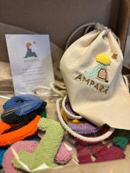 Coffret AMPARÀ – Numeri textile artisanal (0-9 + signes) + sac à dos offert