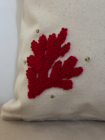 Coussin “Corallu Stellatu” – Pièce unique (40×40)
(Corail rouge & touches d’or)