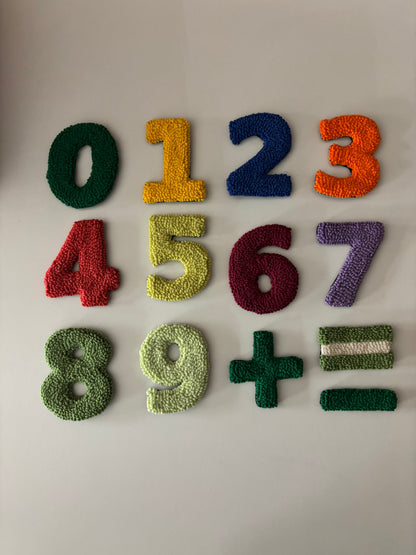 Coffret AMPARÀ – Numeri textile artisanal (0-9 + signes) + sac à dos offert