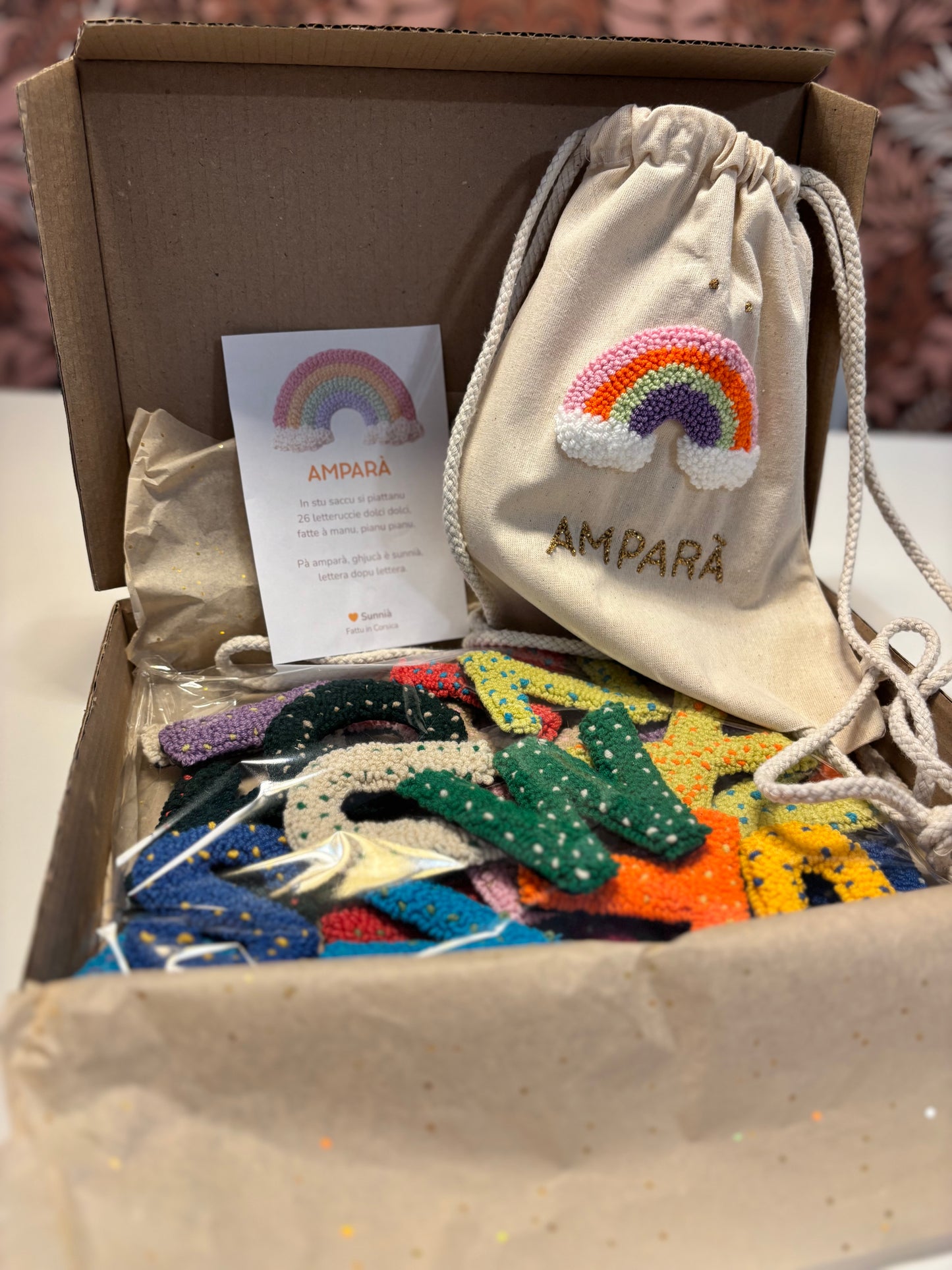 Coffret AMPARÀ – Alphabet textile artisanal (26 lettres) + sac à dos offert