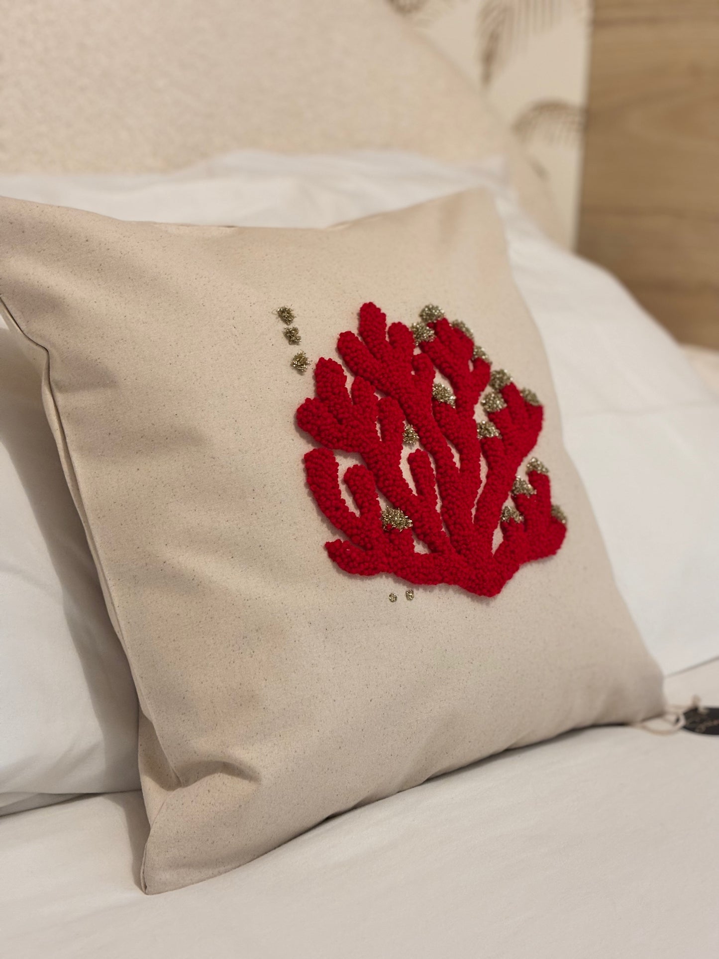 Coussin “Marina d’Oru” – Corail rouge & touches d’or (40×40)