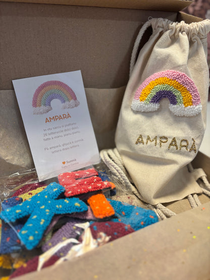 Coffret AMPARÀ – Alphabet textile artisanal (26 lettres) + sac à dos offert