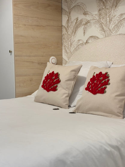 Coussin “Marina d’Oru” – Corail rouge & touches d’or (40×40)