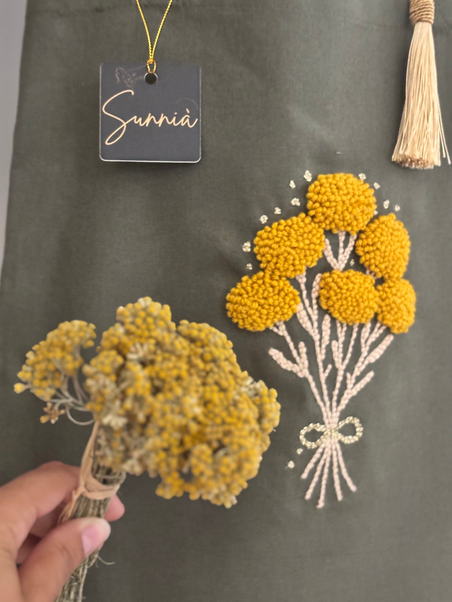 Tote Bag Brodé – Fleurs d’immortelle (Muredda corse)