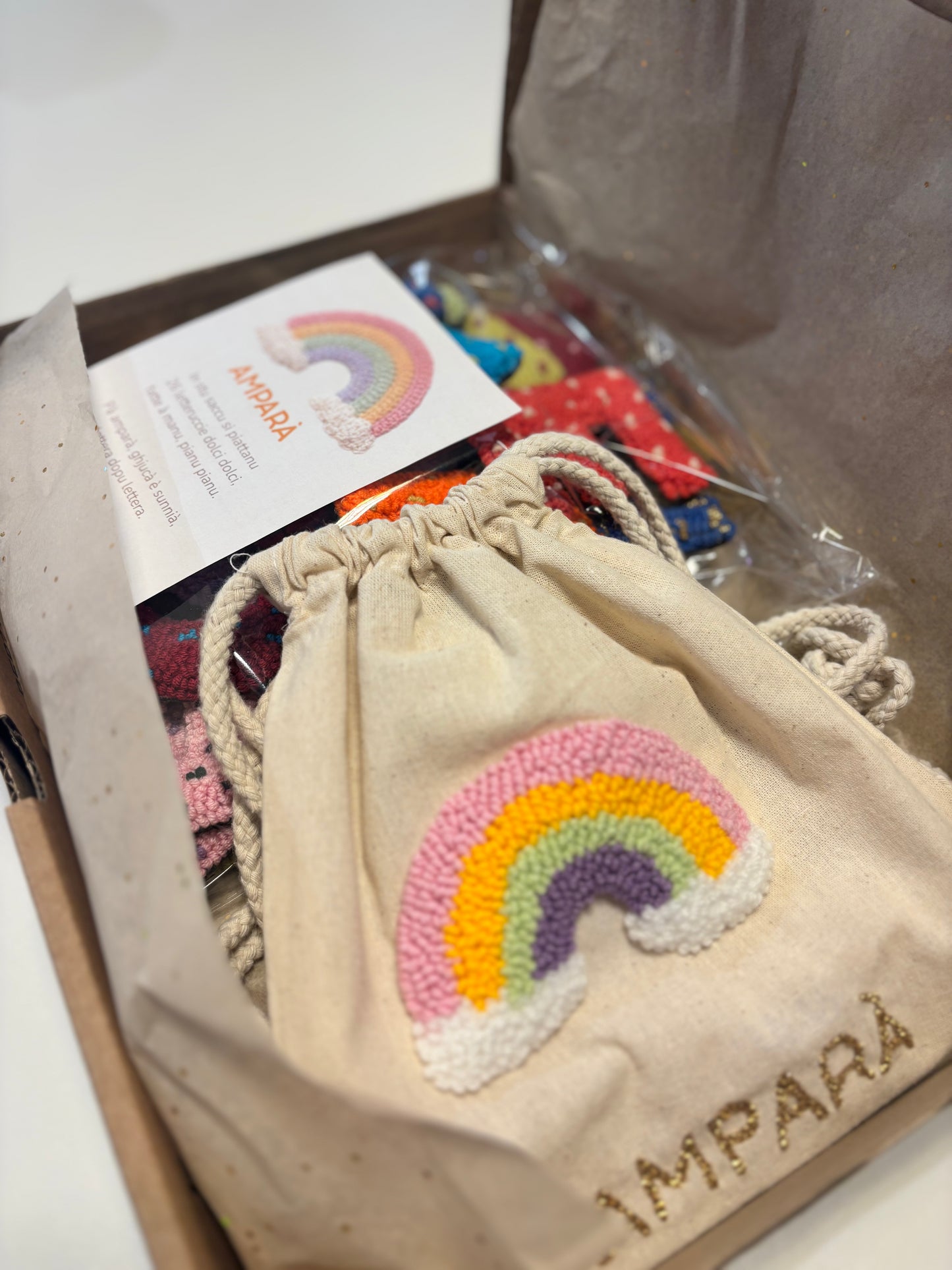 Coffret AMPARÀ – Alphabet textile artisanal (26 lettres) + sac à dos offert