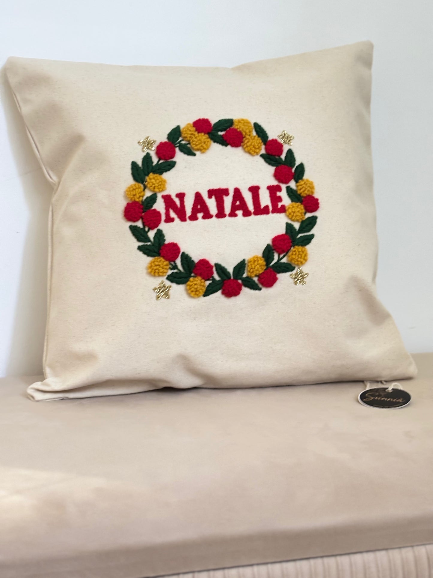 Coussin “Natale” – Couronne brodée (Pièce unique – 40×40)