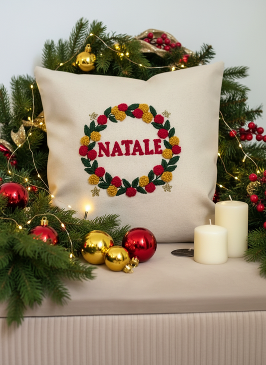 Coussin “Natale” – Couronne brodée (Pièce unique – 40×40)