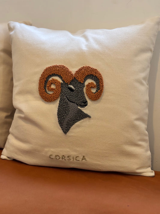 Coussin brodé – Mouflon corse
