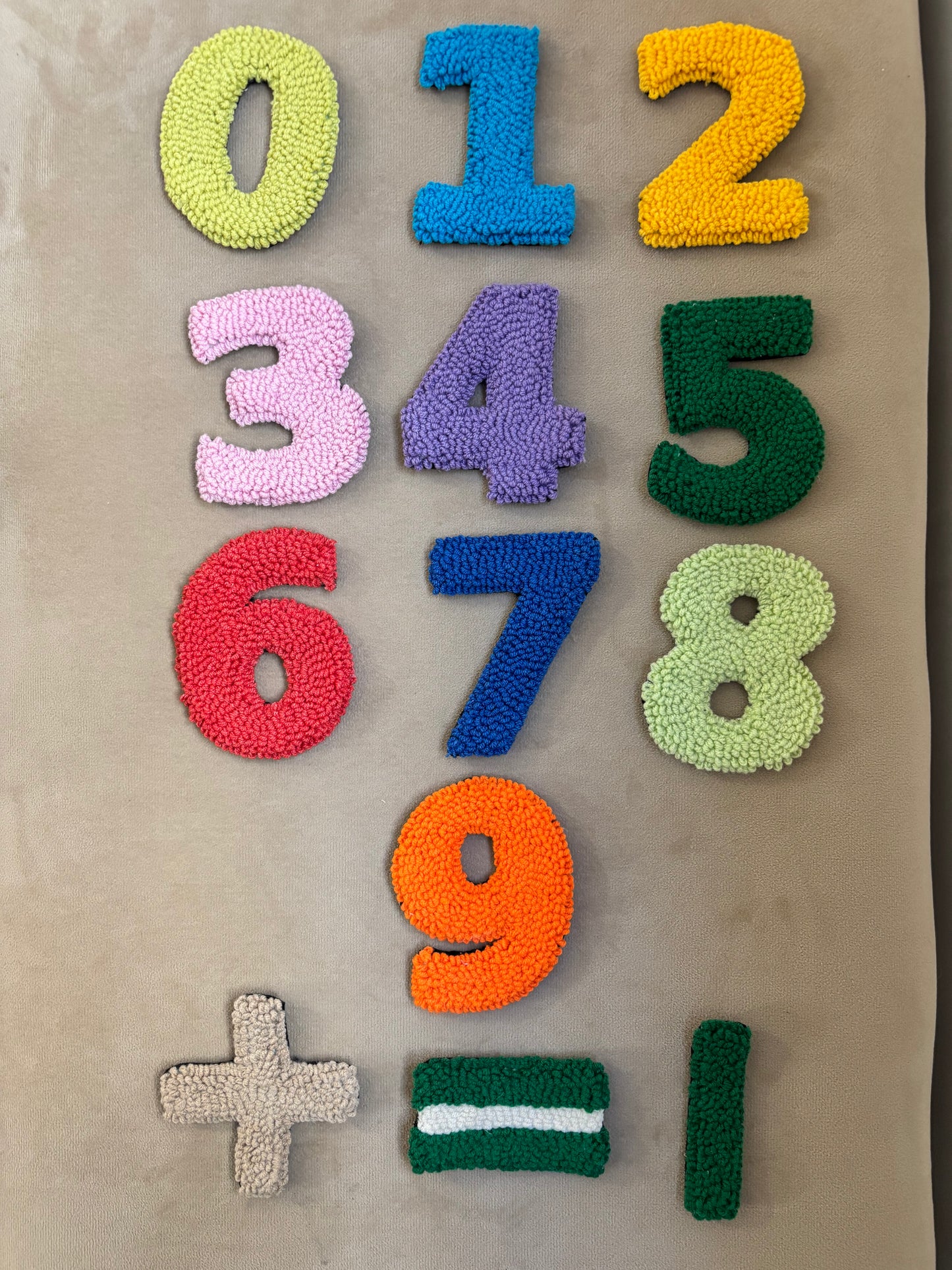 Coffret AMPARÀ – Numeri textile artisanal (0-9 + signes) + sac à dos offert