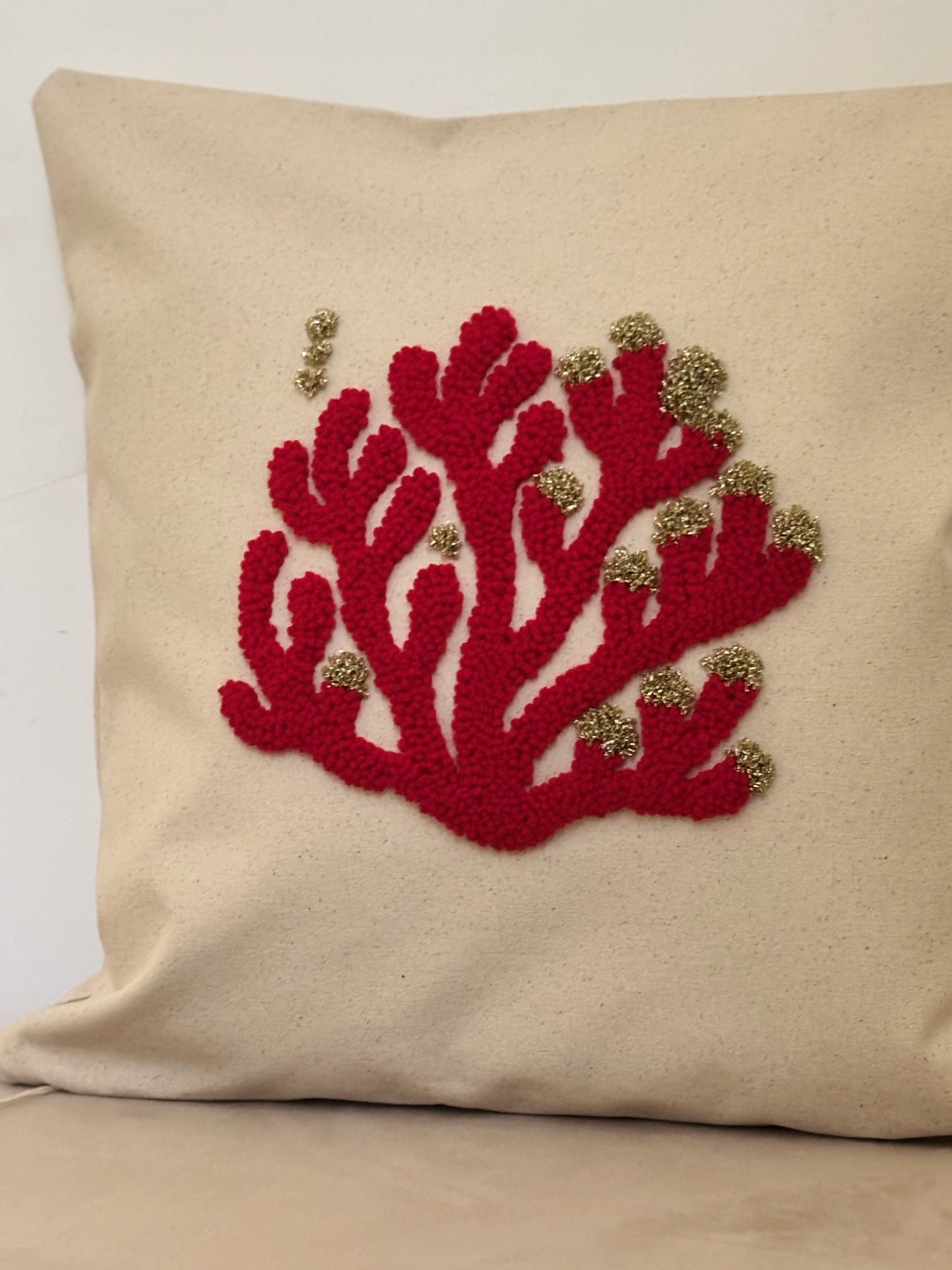 Coussin “Marina d’Oru” – Corail rouge & touches d’or (40×40)
