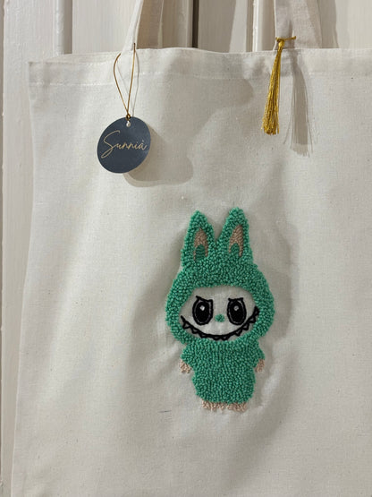 Tote Bag Brodé – Labubu Vert (édition artisanale)