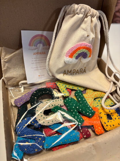 Coffret AMPARÀ – Alphabet textile artisanal (26 lettres) + sac à dos offert