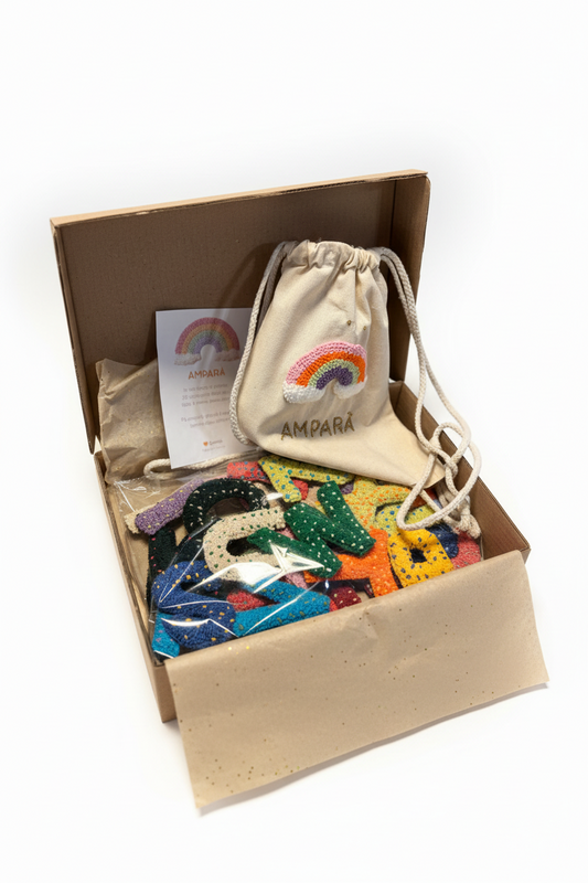 Coffret AMPARÀ – Alphabet textile artisanal (26 lettres) + sac à dos offert