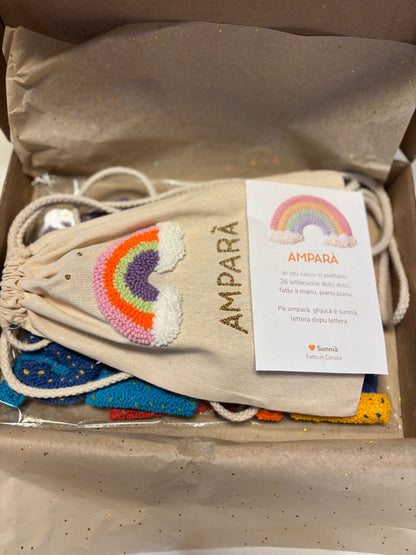 Coffret AMPARÀ – Alphabet textile artisanal (26 lettres) + sac à dos offert