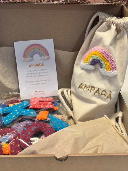 Coffret AMPARÀ – Alphabet textile artisanal (26 lettres) + sac à dos offert