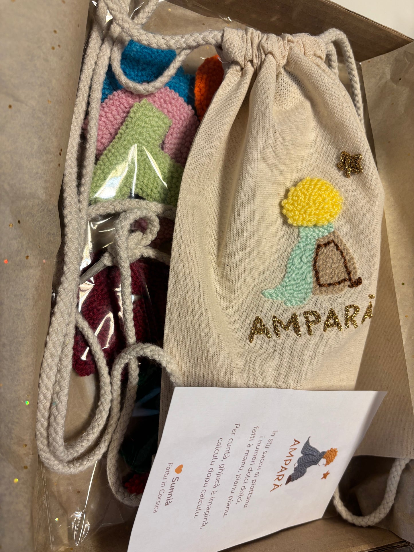 Coffret AMPARÀ – Numeri textile artisanal (0-9 + signes) + sac à dos offert