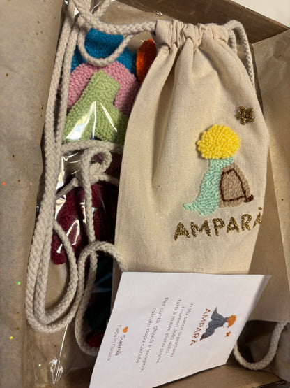 Coffret AMPARÀ – Numeri textile artisanal (0-9 + signes) + sac à dos offert