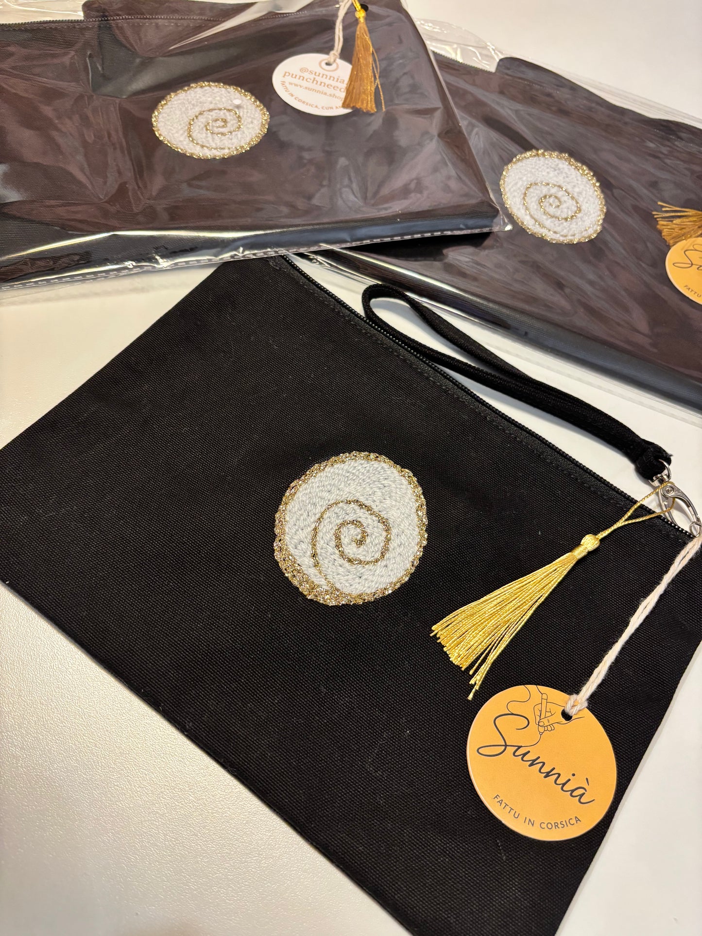 Pochette Sainte-Lucie – Broderie dorée • Sunnià